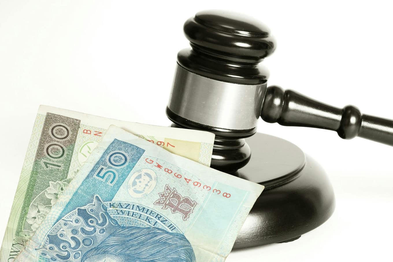 banknoty i młotek sędziowski